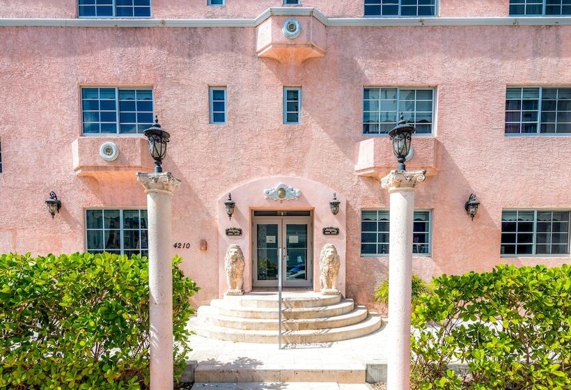 Отель Secret Garden Miami Beach