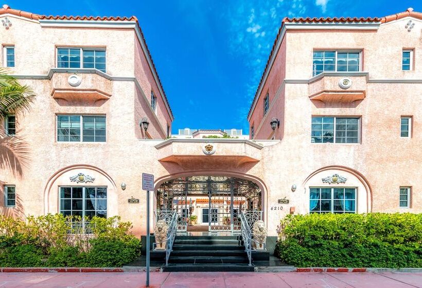 Отель Secret Garden Miami Beach