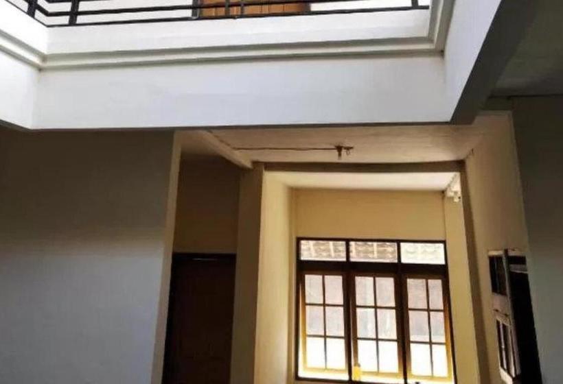 ホテル Spot On 90135 Thalia Residence