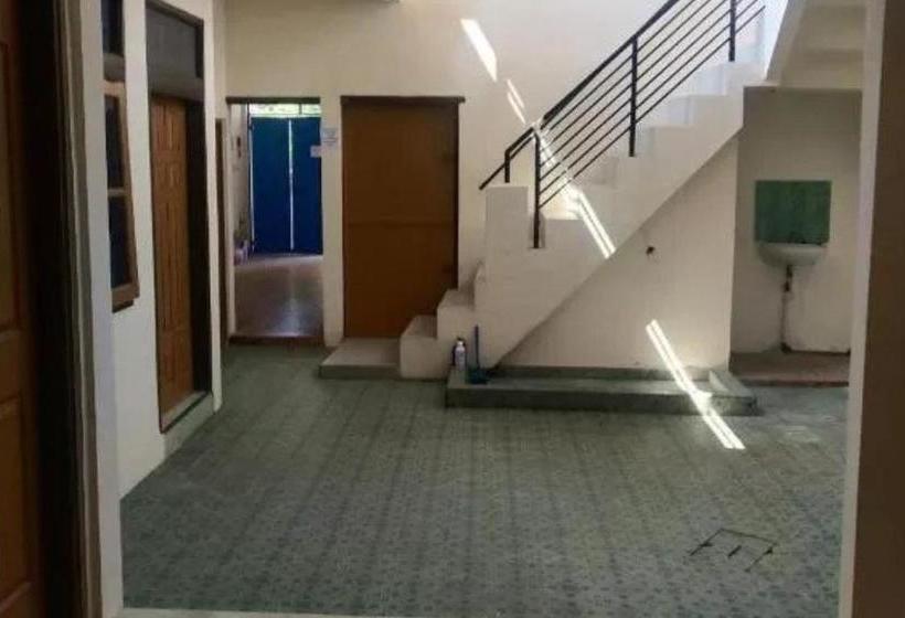 ホテル Spot On 90135 Thalia Residence