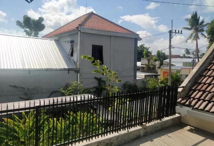 ホテル Spot On 90135 Thalia Residence