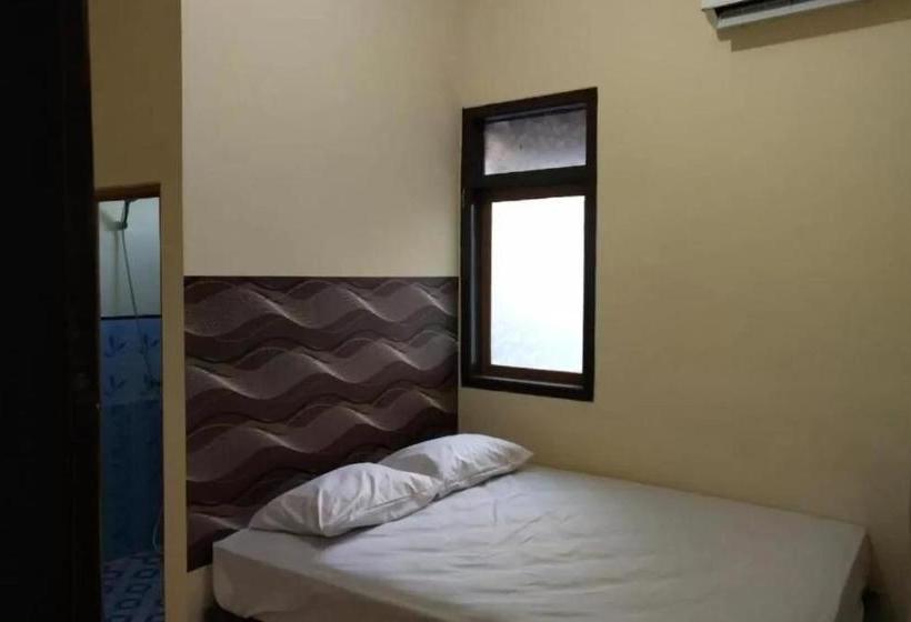 ホテル Spot On 90135 Thalia Residence