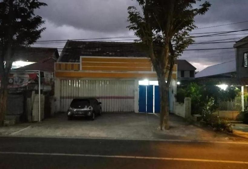 ホテル Spot On 90135 Thalia Residence