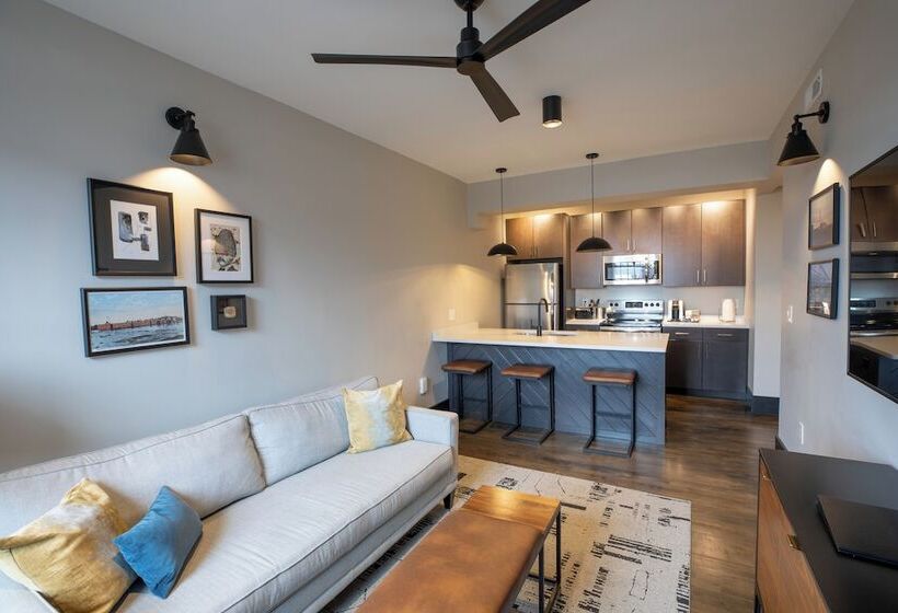 The Bee Hotel, Danville