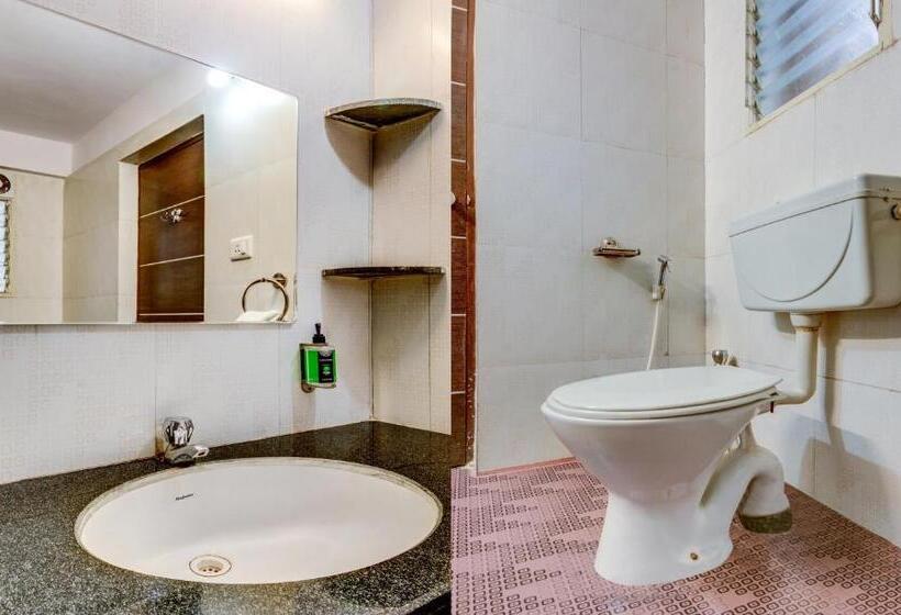 בית מלון כפרי Treebo Iris Suites