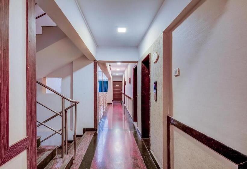 בית מלון כפרי Treebo Iris Suites