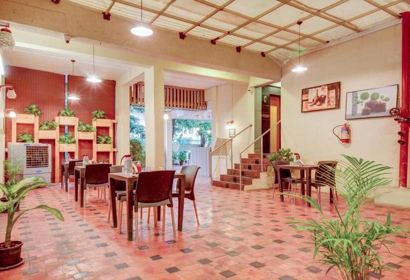 בית מלון כפרי Treebo Iris Suites