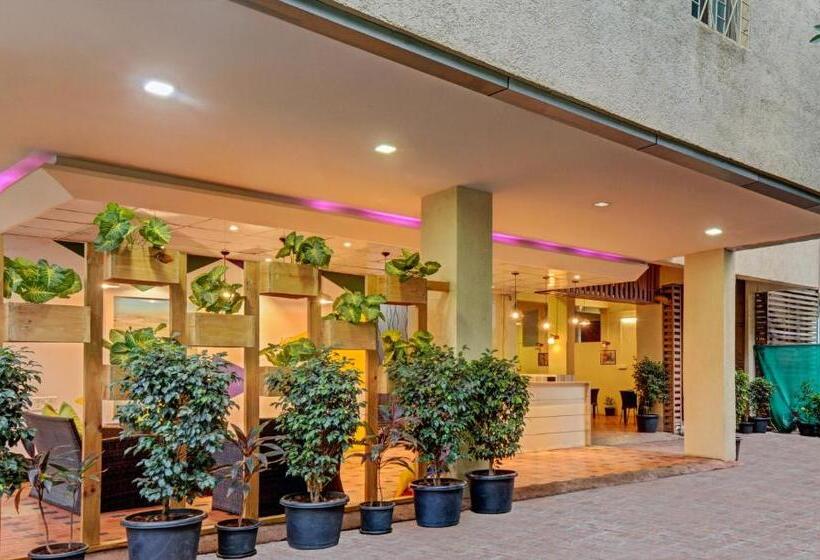 בית מלון כפרי Treebo Iris Suites