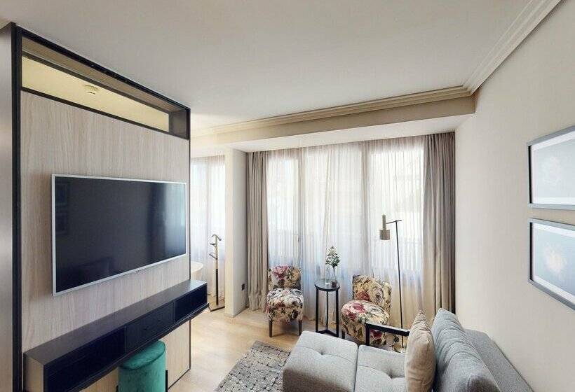 هتل Nivia Born Boutique