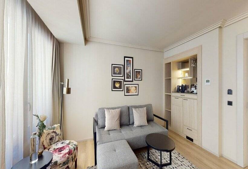 هتل Nivia Born Boutique