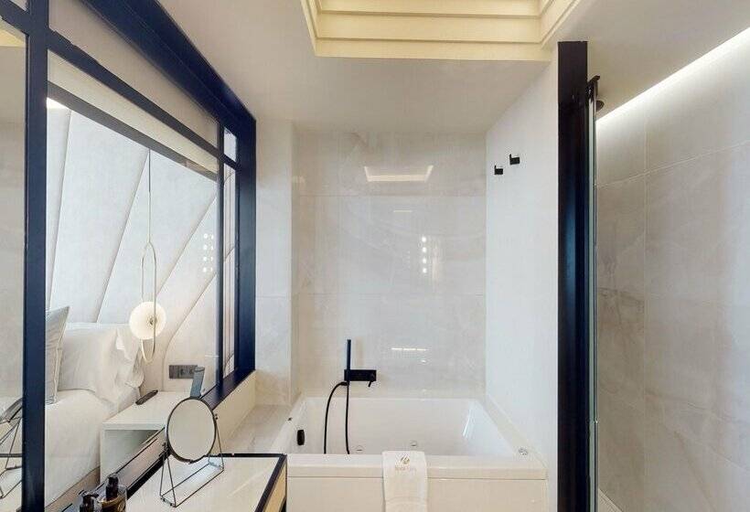 هتل Nivia Born Boutique