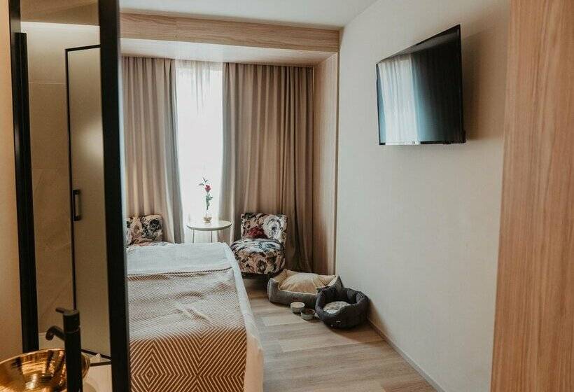 هتل Nivia Born Boutique