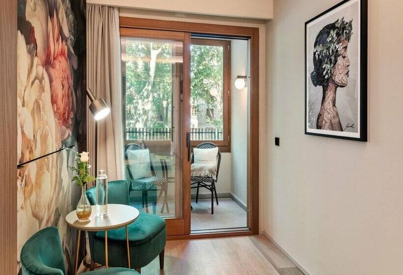 هتل Nivia Born Boutique