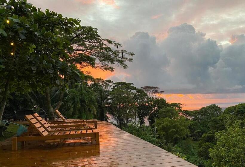 مبيت وإفطار Pacific Edge Eco Lodge