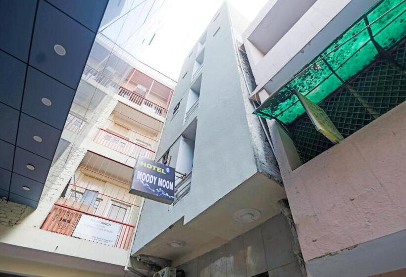 Отель Moody Moon Stay