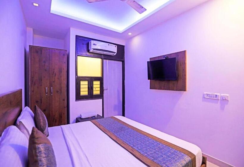 Отель Moody Moon Stay