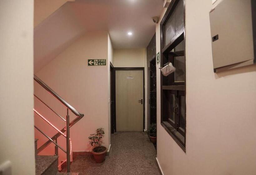 Отель Moody Moon Stay