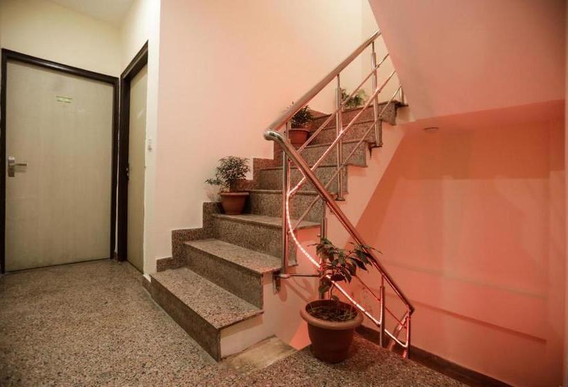 Отель Moody Moon Stay