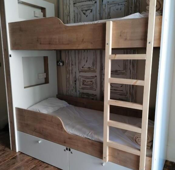 Le Mat Hostel