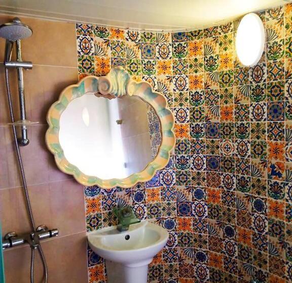 تختخواب و صبحانه Dar Henani