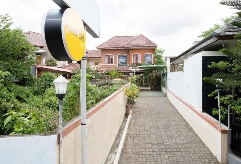 Hotel Oyo 1806 Puri Arsita Homestay