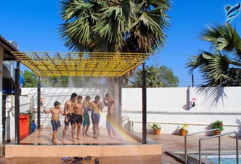 בית מלון כפרי Pinnk Lake Resort And Bar