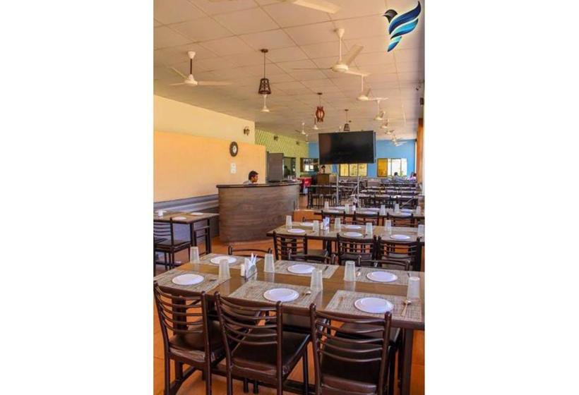 בית מלון כפרי Pinnk Lake Resort And Bar