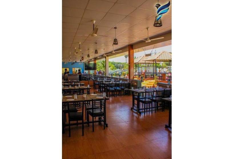 בית מלון כפרי Pinnk Lake Resort And Bar