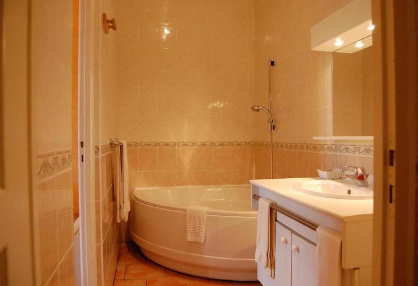 فندق Hôtel Du Château De Quinéville