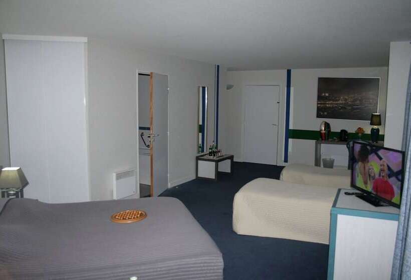 Отель De La Tour