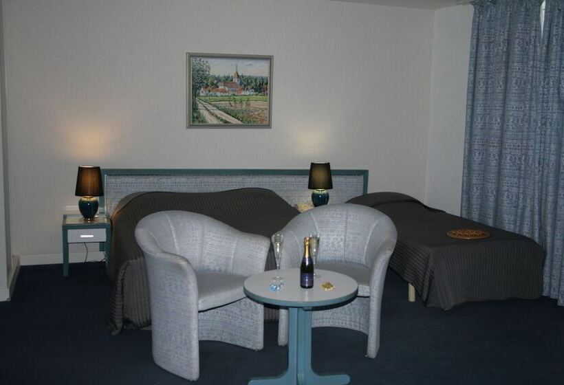 Отель De La Tour