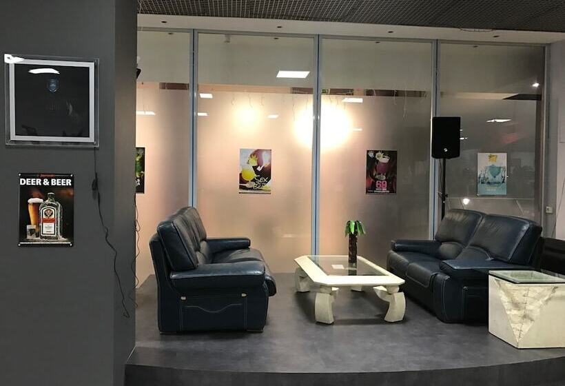 Отель De La Tour