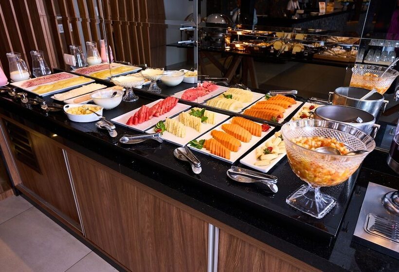 Отель Foz Plaza