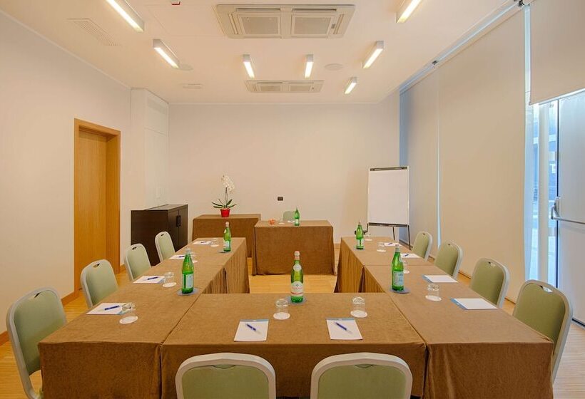 هتل NH Savona Darsena