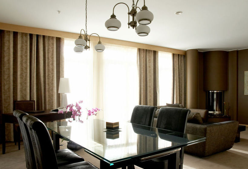 Royal Square Hotel & Suites