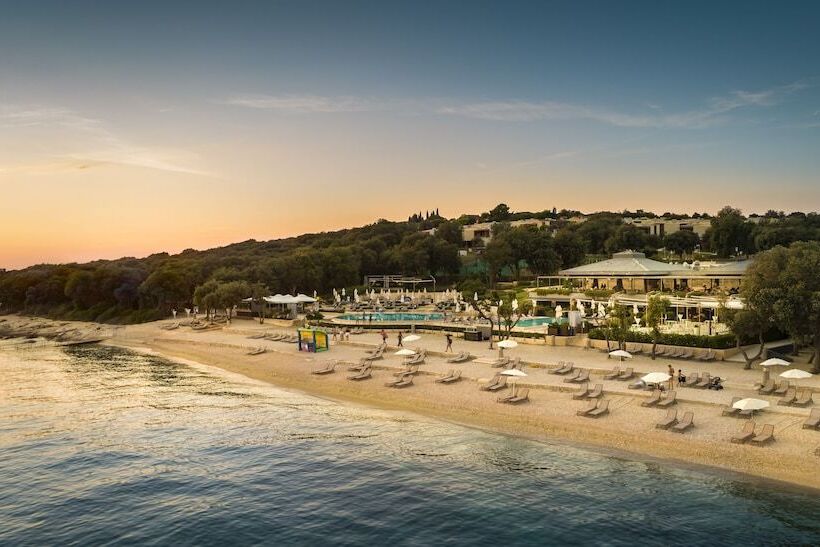 Maistra Select Amarin Resort