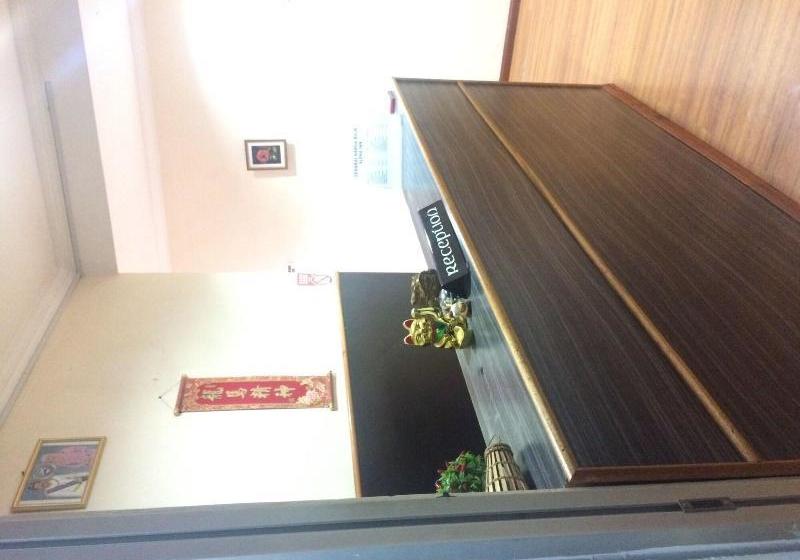 ホテル Alpha Inn Ranau Sabah