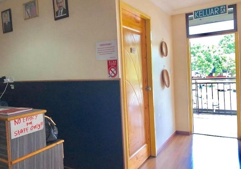 ホテル Alpha Inn Ranau Sabah