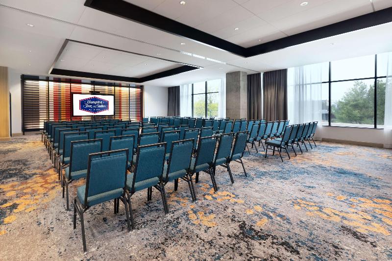 בית מלון כפרי Hampton Inn & Suites Watertown Boston