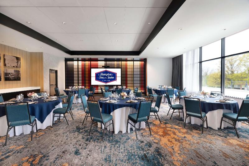 בית מלון כפרי Hampton Inn & Suites Watertown Boston