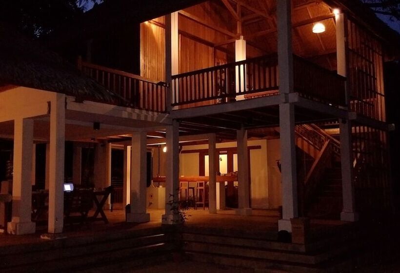 Отель Jonaths Cottage Bunaken