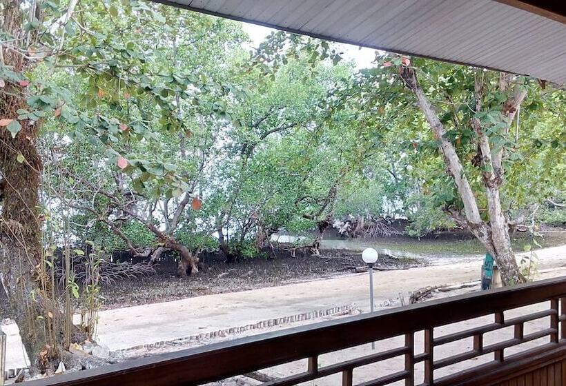 Отель Jonaths Cottage Bunaken