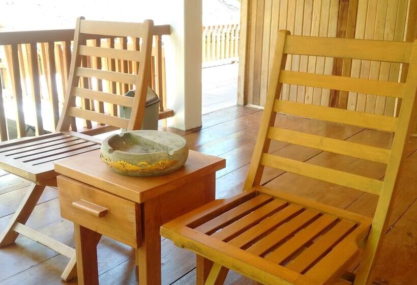 Отель Jonaths Cottage Bunaken