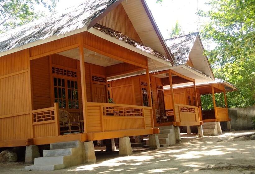 Отель Jonaths Cottage Bunaken