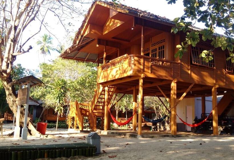 Отель Jonaths Cottage Bunaken