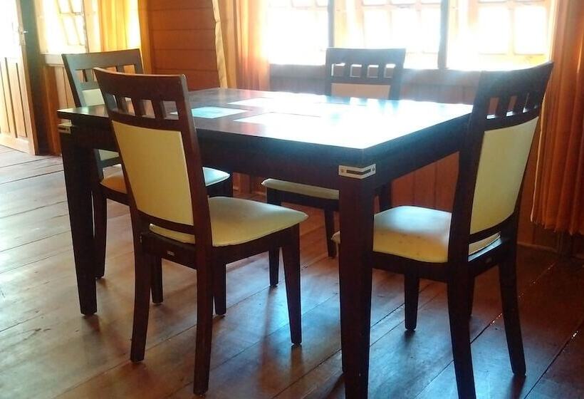 Отель Jonaths Cottage Bunaken