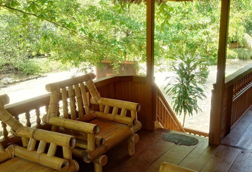 Отель Jonaths Cottage Bunaken