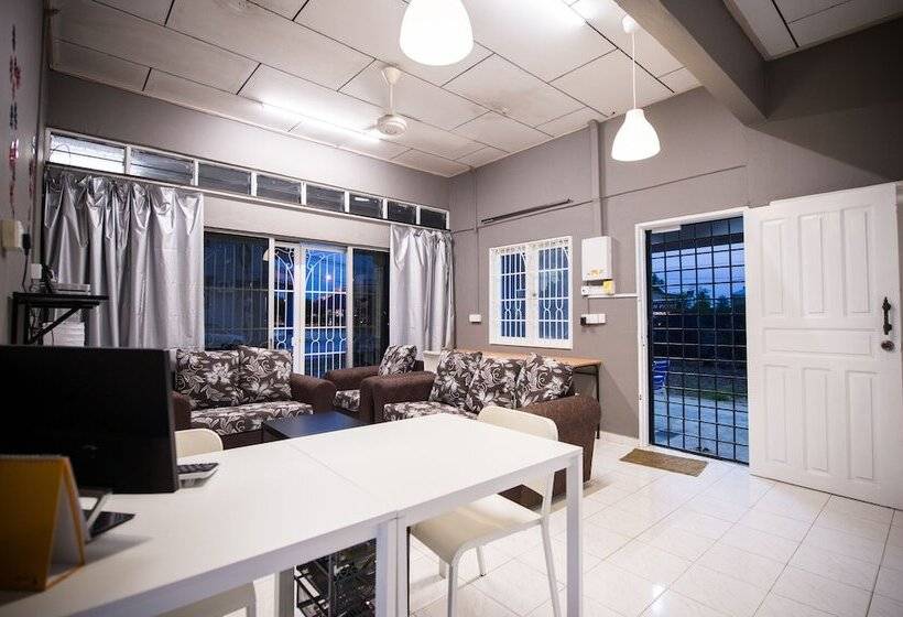 בית מלון כפרי Kemaman Lodge & Cafe   Hostel