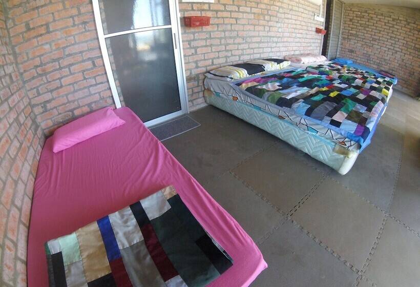 בית מלון כפרי Naga Puri Beach Retreat