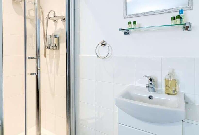 فندق Outfield Homes